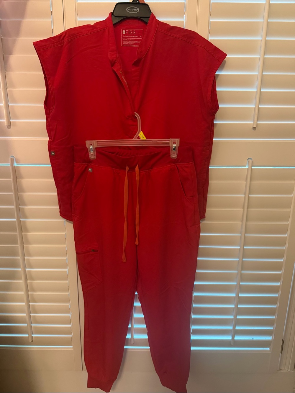 Figs Red scrub set - Picture 1 of 3